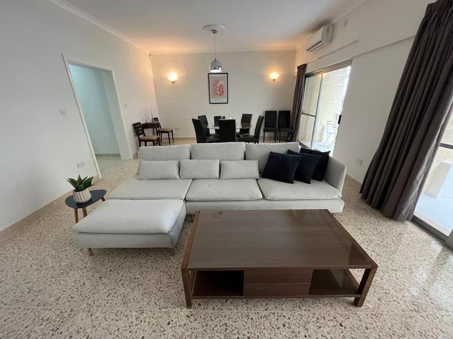 Seaview 3 Bedroom Apartment In Sliema Esterno foto