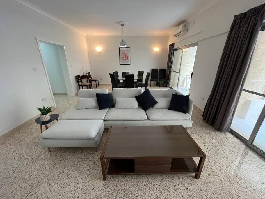 Seaview 3 Bedroom Apartment In Sliema Esterno foto